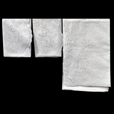 COTTON. Set of top sheet and 2 cut-out floral embroidered pillowcases. Dim: 260x90 cm. Note: 