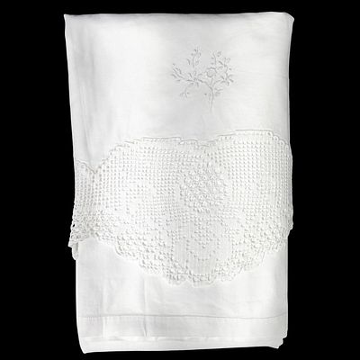 LINEN. Top sheet in cotton with floral embroidery and lace. Dim: 340x140cm. Note: signs of 