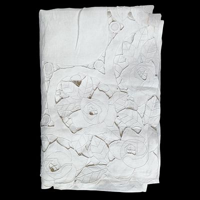 LINEN. Linen top sheet, embroidered and cut-out. Dim: 220x160 cm. Note: signs of storage and stains