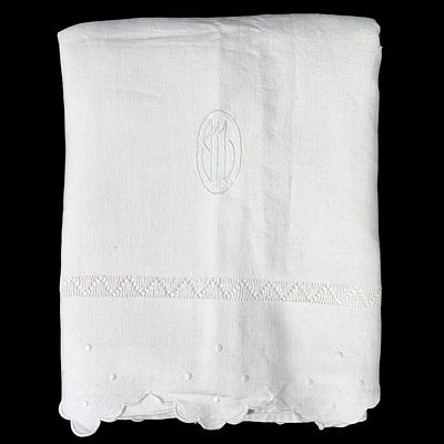LINEN. Linen top sheet, embroidered and with initials. Dim: 340x260 cm. Note: signs of storage 