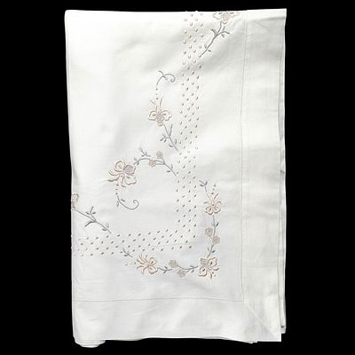 COTTON. Top sheet embroidered with pink and blue floral pattern. Dim: 196x120 cm. Note: signs of 