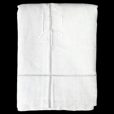 LINEN. Embroidered top sheet with initials. Dim: 270x170 cm. Note: signs of storage and stains
