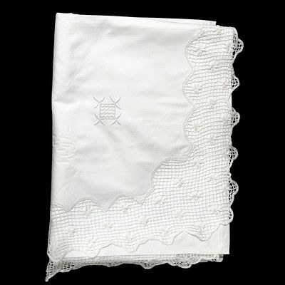 COTTON. Embroidered and laced top sheet. Dim: 260x160 cm. Note: signs of storage and stains