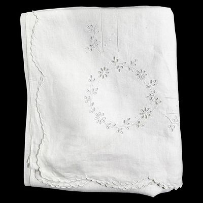 LINEN. Embroidered and cut-out top sheet with initials. Dim: 200x140 cm. Note: signs of storage 