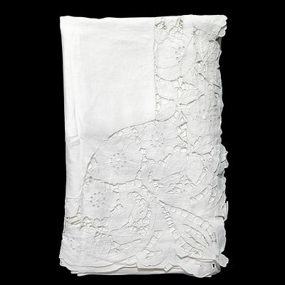 LINEN. Embroidered top sheet. Dim: 240x200 cm. Note: signs of storage and stains