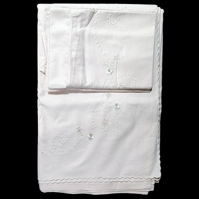 COTTON. Set of pink floral embroidered top sheet and 2 pillowcases. Dim: 246x180 cm. Note: signs 