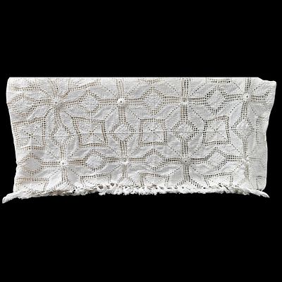 LACE. Laced bedspread with geometric pattern and fringes. Dim: 180x170 cm. Note: signs of 