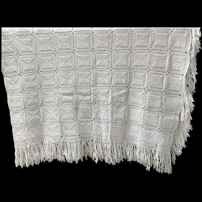 LACE. Lace bedspread with geometric pattern and fringes. Dimensions: 220x180 cm. Note: signs of 
