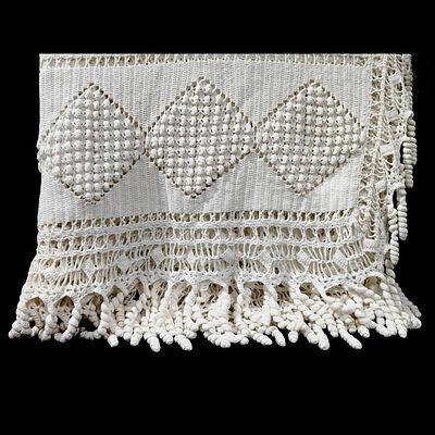 LACE. Lace bedspread with geometric pattern and fringes. Dimensions: 240x180 cm. Note: signs of 