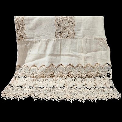 LINEN. Linen bedspread with lace. Dimensions: 190x140 cm. Note: signs of storage and stains.