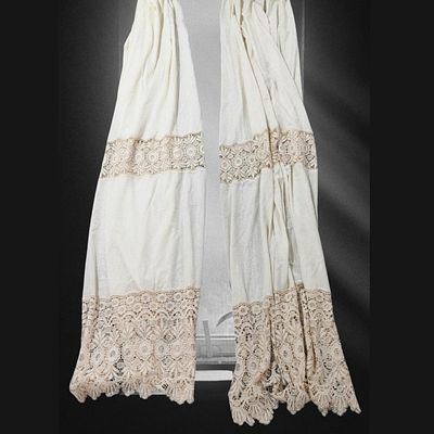 CURTAINS. Pair of beige lace curtains. Dimensions: 240x260 cm. Note: signs of storage and stains.