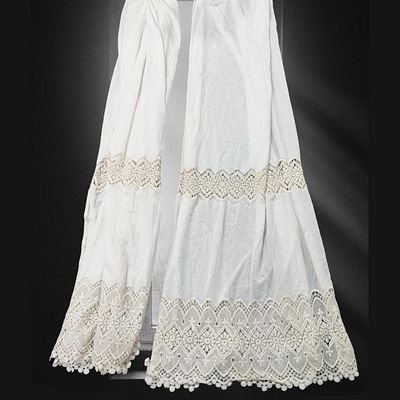 CURTAINS. Pair of white lace curtains. Dimensions: 220x180 cm. Note: signs of storage and stains.