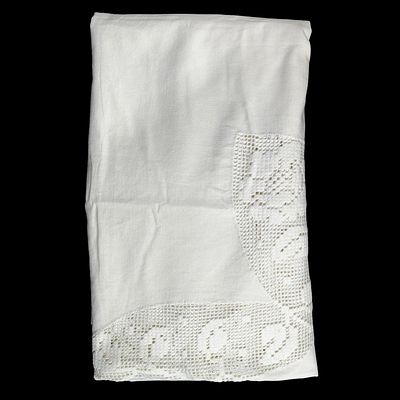 LINEN. White lace linen tablecloth. Dimensions: 160x180 cm. Note: signs of storage and stains.