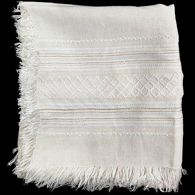 LINEN. Beige linen tablecloth with geometric embroidery and golden threads. Dimensions: 160x140 