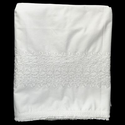 COTTON. Cotton tablecloth with floral embroidery and white fringes. Dim: 240x150 cm. Note: signs 