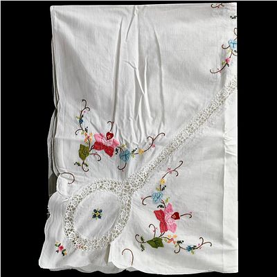 COTTON. Embroidered and laced cotton tablecloth, colorful floral motifs. Dim: 246x160 cm. Note: 
