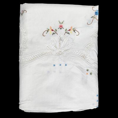 COTTON. Embroidered and laced cotton tablecloth, colorful floral motifs. Dim: 240x160 cm. Note: 