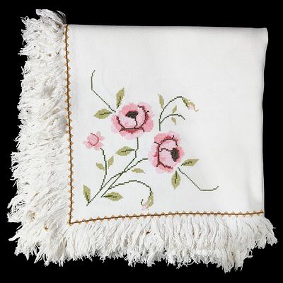 COTTON. Embroidered and laced white cotton tablecloth, colorful floral motifs and fringes. Dim: 