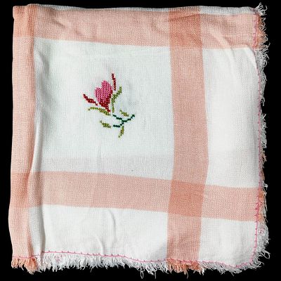 COTTON. Cotton thread tablecloth with white and pink checkered pattern with floral embroidery 