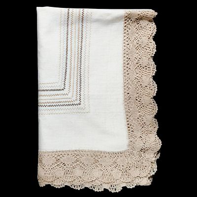 LINEN. Linen tablecloth with beige geometric pattern with embroidery. Dim: 180x140 cm. Note: 