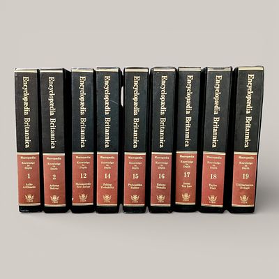 ENCYCLOPAEDIA BRITANNICA. Set of 9 volumes, Macropaedia Knowledge in Depth. Publisher's bindings 