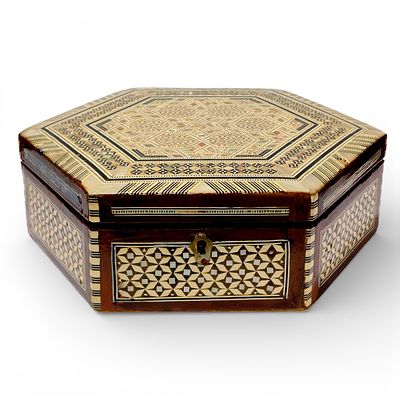 MOTHER-OF-PEARL JEWELRY BOX. Jewelry box, hexagonal wooden box lined with mother-of-pearl 