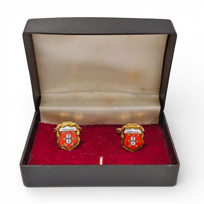 CUFFLINKS. Pair of vintage gold cufflinks, decorated with enameled 'quinas' (shields/coat of 