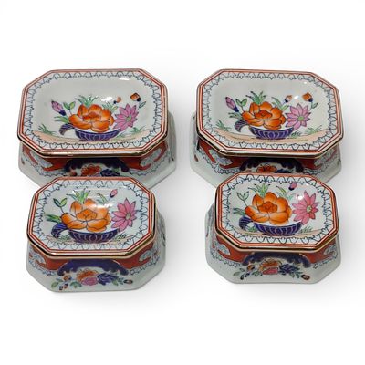 PAIR OF ORIENTAL SALT SHAKERS. Set of 2 classic salt shakers (large and small) in oriental 