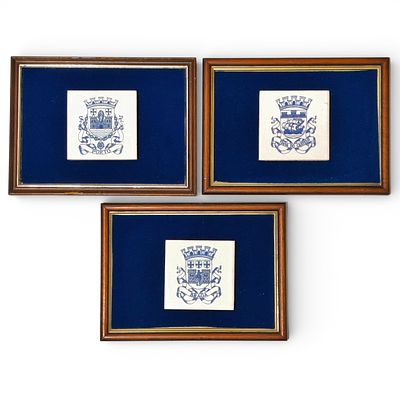 HERALDRY OF PORTUGUESE CITIES IN TILE. Blue decoration on a white background with the heraldry 