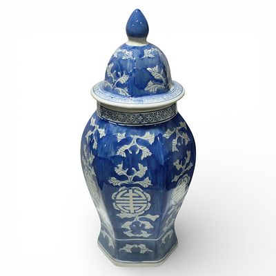 ORIENTAL PORCELAIN VASE. Hexagonal vase with lid in oriental porcelain with faceted decoration 