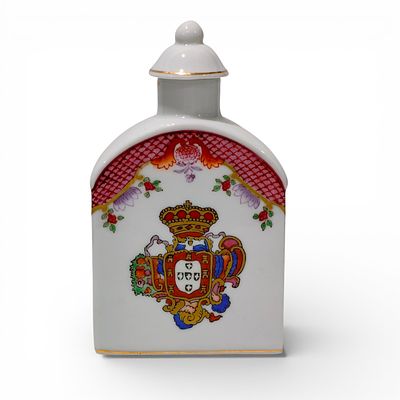ARMORIAL TEA JAR. Jar with lid in Oriental porcelain, Company of India style, with embossed pink 