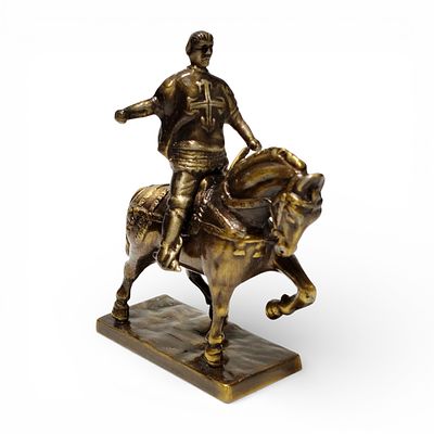 BRONZE TEMPLAR KNIGHT. Bronze statuette of a Templar Knight, resting on a base. Set of 3 richly 