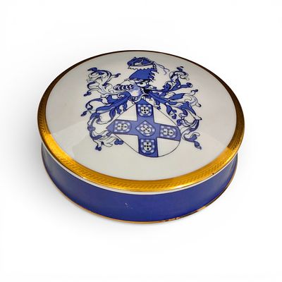 SPAL BRAGANZA. Jewelry box in Spal porcelain. Piece richly decorated with the arms of the House 