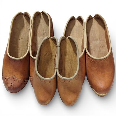 TRADITIONAL CLOGS - PORTUGUESE CRAFTS AND FOLKLORE. Traditional Portuguese clogs, also known as 