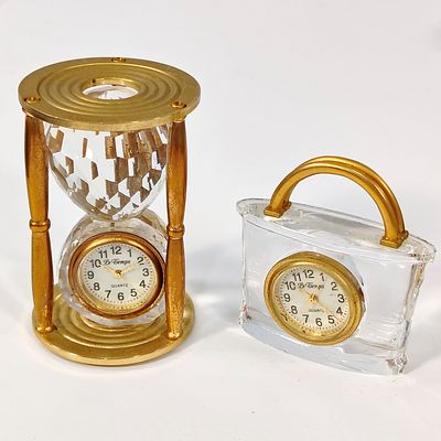 REL&Oacute;GIOS DE MESA. Conjunto de 2 Rel&oacute;gios de mesa em Cristal lapidado e metal dourado, um com 