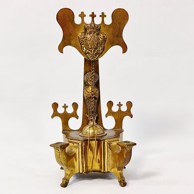 LAMPARINA BRASONADA. Lamparina de suspens&atilde;o muito antiga em lat&atilde;o fundido com bras&atilde;o Real 