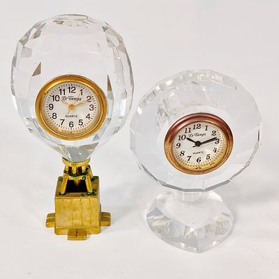 REL&Oacute;GIOS DE MESA. Conjunto de 2 Rel&oacute;gios de mesa em Cristal lapidado e metal dourado, um com 