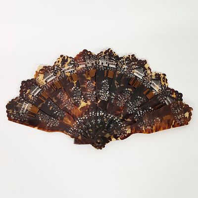 LEQUE EM MATERIAL NOBRE. Leque muito antigo em material nobre, profusamente gravado com motivos 