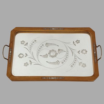 TABULEIRO COM APLICA&Ccedil;&Otilde;ES. Tabuleiro antigo em madeira com base em espelho gravado ao estilo 