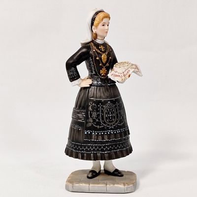BONECA EM PORCELANA PORTUGUESA. Boneca em porcelana portuguesa policromada manualmente e 