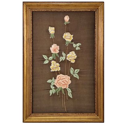 BORDADO ORIGINAL MUITO ANTIGO. Bordado floral em fundo de seda castanha ao estilo de Castelo 