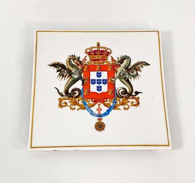 VISTA ALEGRE ARMOREADO. Base em porcelana da vista alegre acente em quatro p&eacute;s decorada com o 