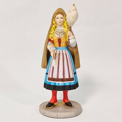 BONECA EM PORCELANA PORTUGUESA. Boneca em porcelana portuguesa policromada manualmente e 