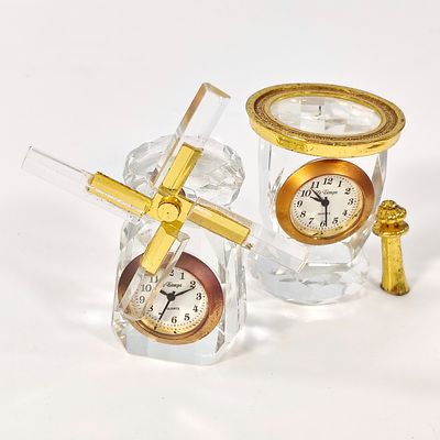 REL&Oacute;GIOS DE MESA. Conjunto de 2 rel&oacute;gios de mesa em cristal lapidado e metal dourado, um com 