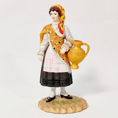 BONECA EM PORCELANA PORTUGUESA. Boneca em porcelana portuguesa policromada manualmente e 