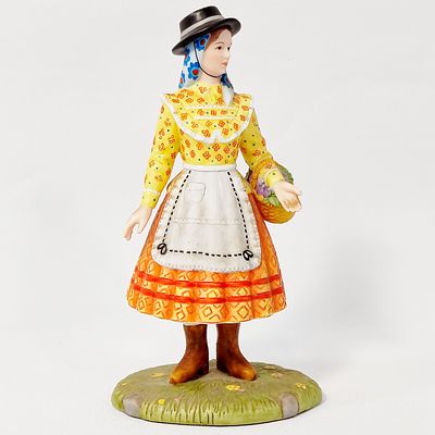 BONECA EM PORCELANA PORTUGUESA. Boneca em porcelana portuguesa policromada manualmente e 