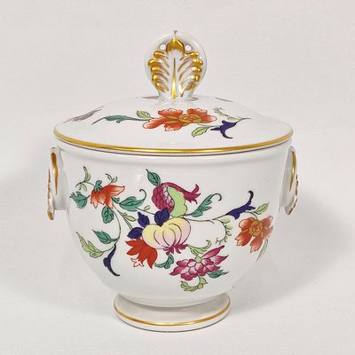 VISTA ALEGRE. Bomboneira co tampa em porcelana da conceituada f&aacute;brica Vista Alegre policromada 