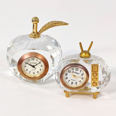 REL&Oacute;GIOS DE MESA. Conjunto de 2 rel&oacute;gios de mesa em cristal lapidado e metal dourado, um com 