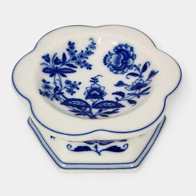 VISTA ALEGRE. Saleiro em porcelana da conceituada f&aacute;brica Vista Alegre com o motivo "Marg&atilde;o". Em 