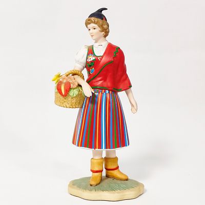 BONECA EM PORCELANA PORTUGUESA. Boneca em porcelana portuguesa policromada manualmente e 
